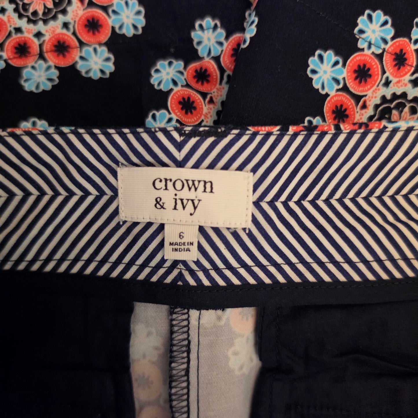 Crown & Ivy 98% Cotton Multicolor Geometric Floral Medallion Print Chino Shorts Size 6 Like New