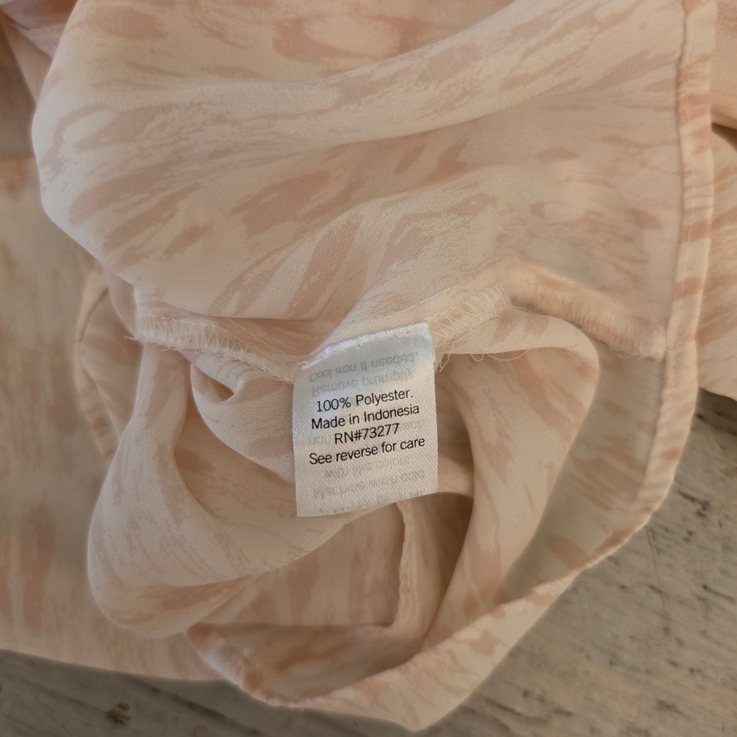 Nine West Pastel Pink Ivory Abstract Print Deep Vneck Button Down Blouse Size Medium Good Condition
