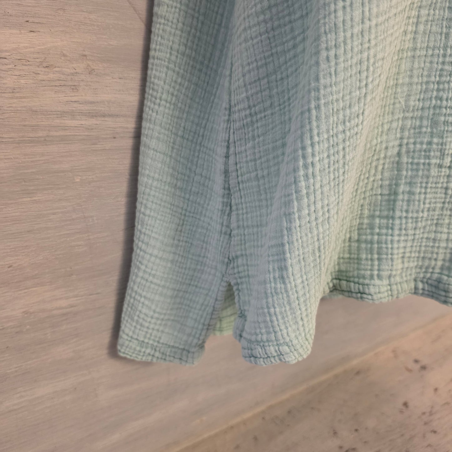 Wonderly 100% Cotton Sage Green Muslin Vneck High Low Blouse Size Medium Good Condition