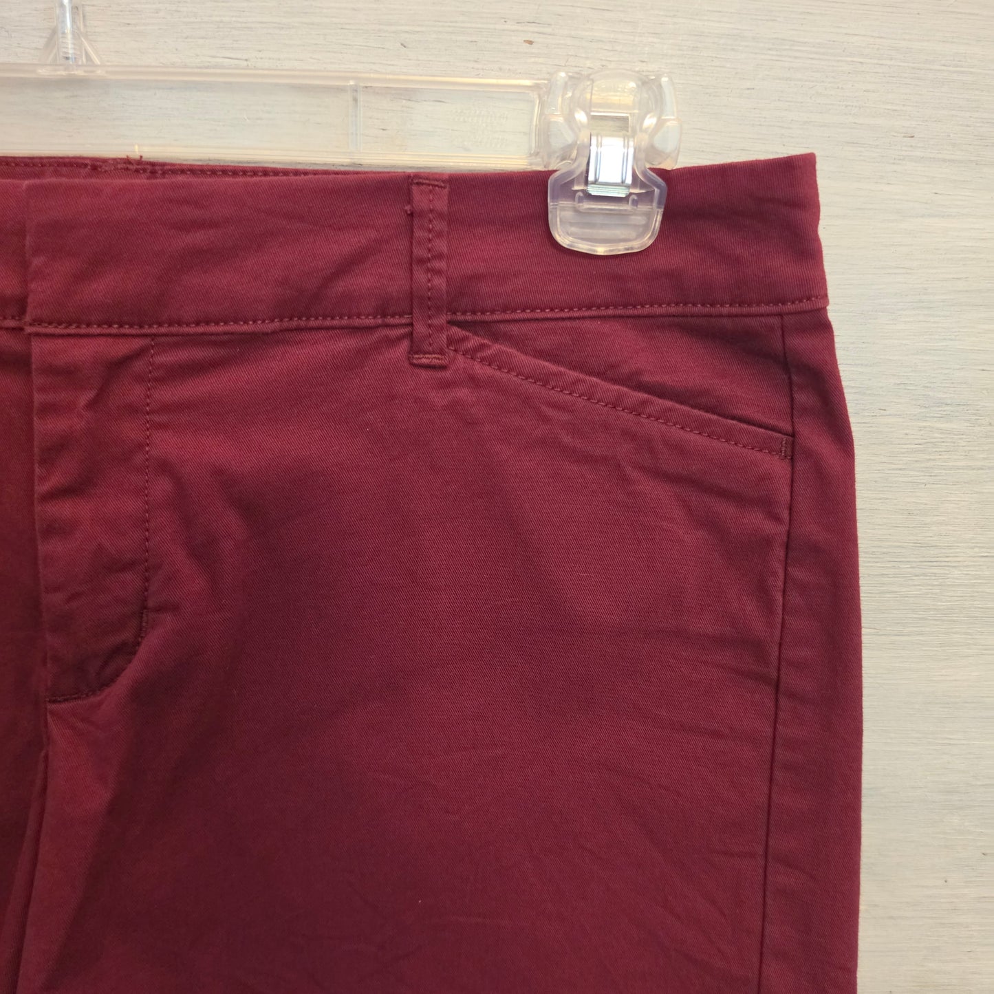 Old Navy 97% Cotton Pixie Mid Rise Burgundy Chino Shorts Size 10 Good Condition