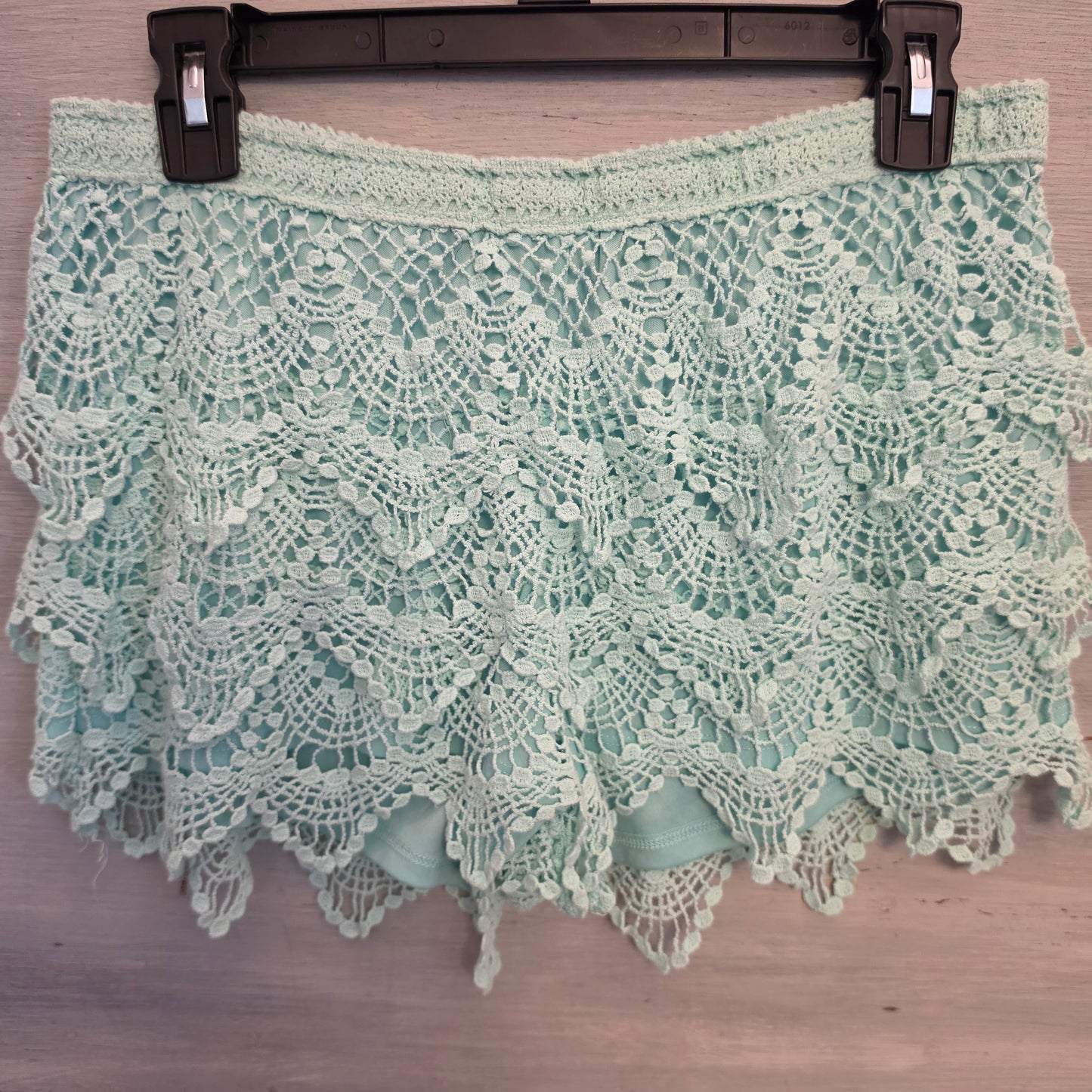 Rewind 100% Cotton Outer Mint Green Boho Crochet Lace Lined Mini Shorts Size Large Good Condition