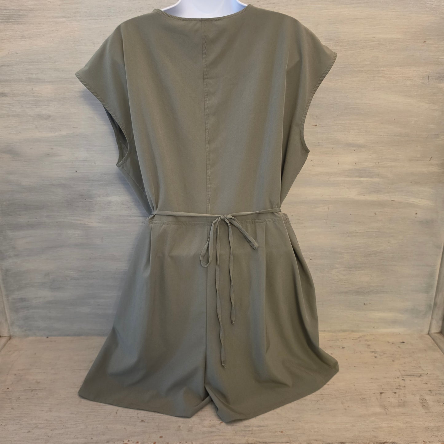 Emma & Michele Olive Green Vneck Short Sleeve Tie Back Romper Size XL Good Condition