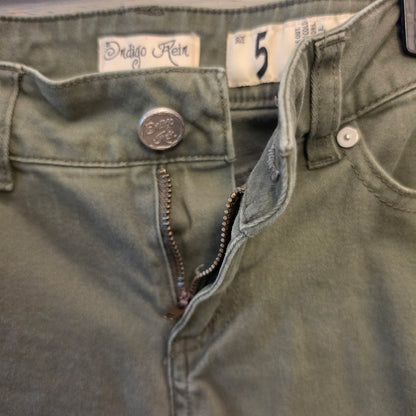 Indigo Rein 98% Cotton Olive Green Cuffed Bermuda Shorts Size 5 Good Condition