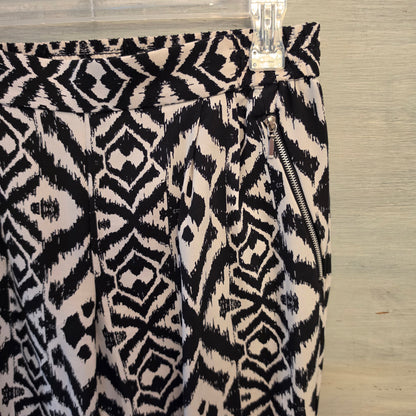 Spacey Girly Black/White Tribal Abstract Print Cropped Jogger Pants Size Large Good Condition