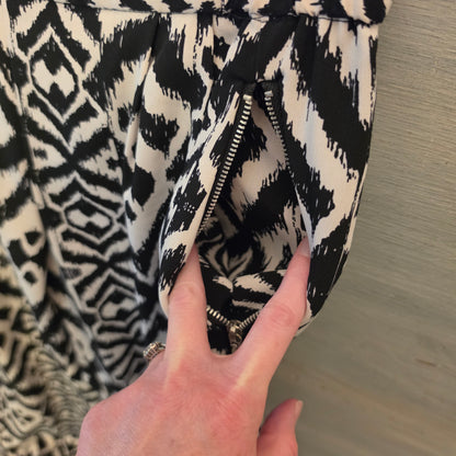 Spacey Girly Black/White Tribal Abstract Print Cropped Jogger Pants Size Large Good Condition