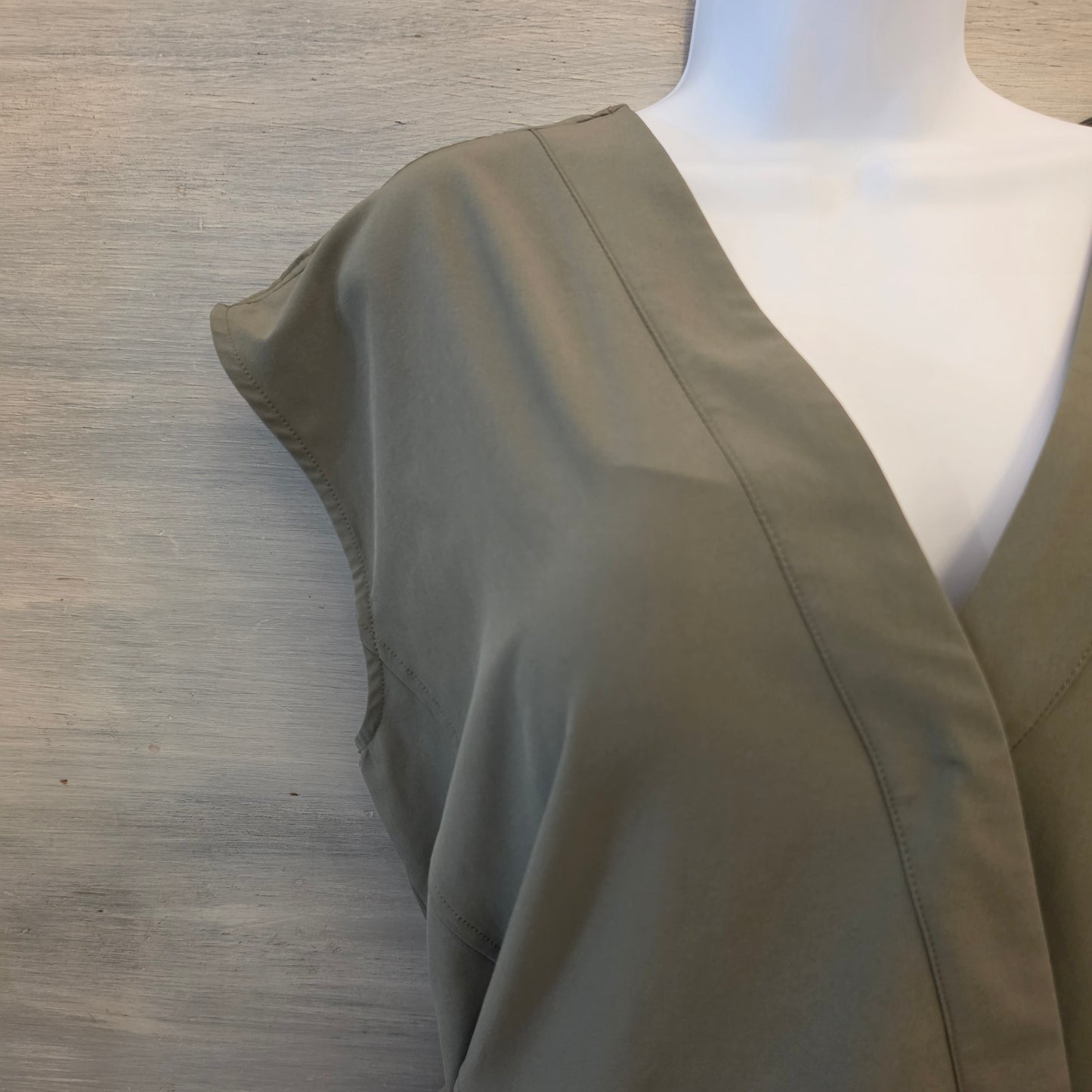 Emma & Michele Olive Green Vneck Short Sleeve Tie Back Romper Size XL Good Condition