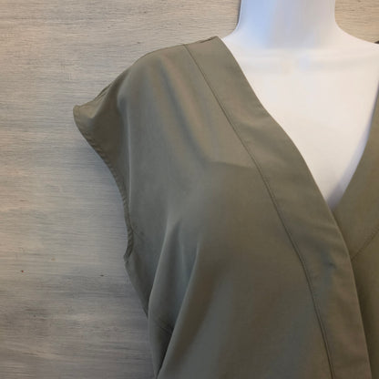 Emma & Michele Olive Green Vneck Short Sleeve Tie Back Romper Size XL Good Condition