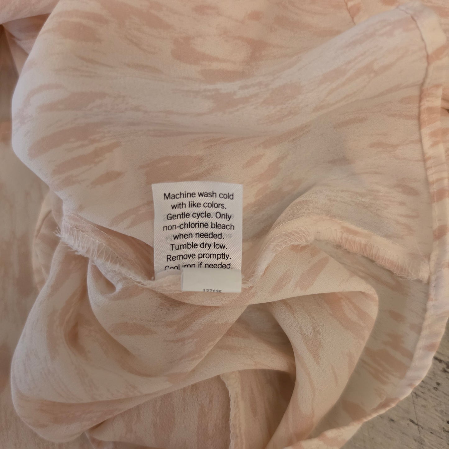 Nine West Pastel Pink Ivory Abstract Print Deep Vneck Button Down Blouse Size Medium Good Condition