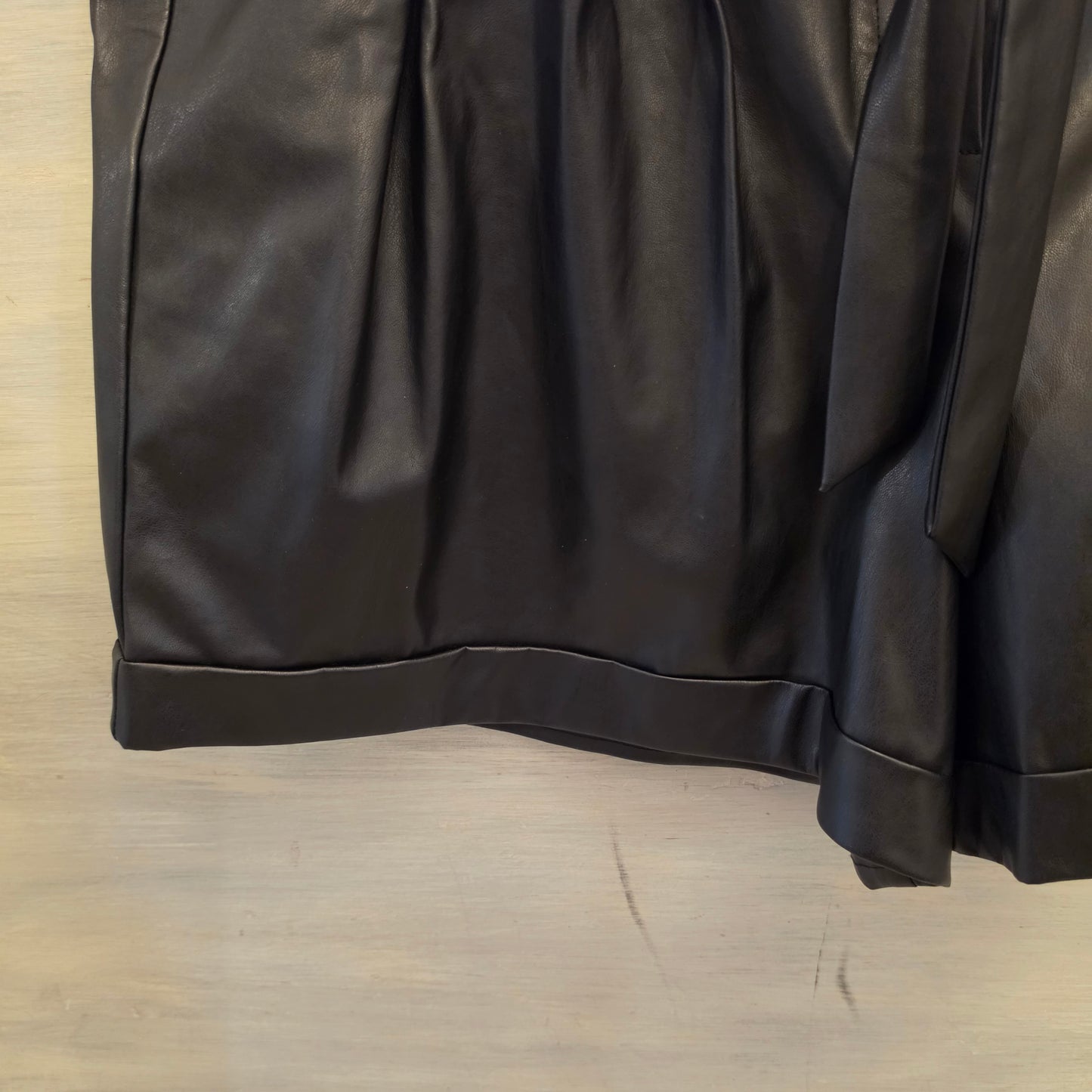 Cato Black Faux Leather Tie Waist Bermuda Fashion Shorts Size 18/20W Good Condition