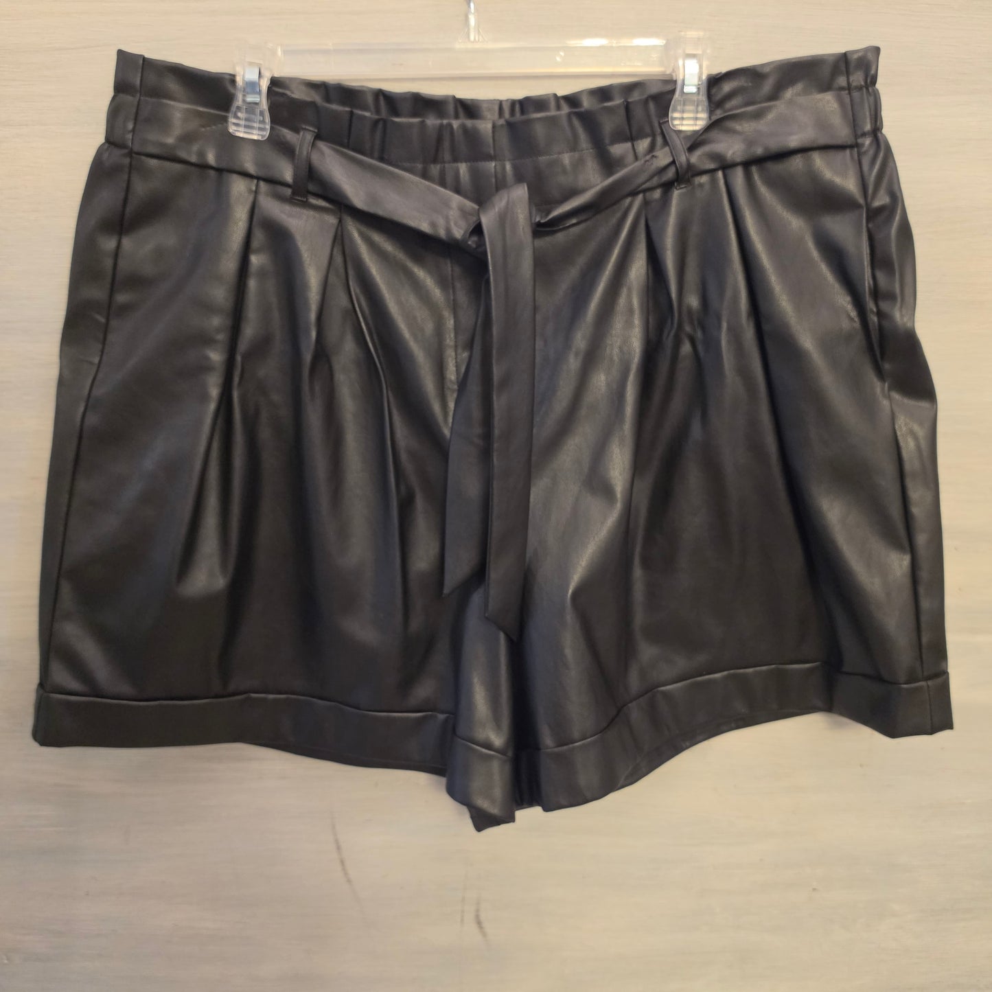 Cato Black Faux Leather Tie Waist Bermuda Fashion Shorts Size 18/20W Good Condition