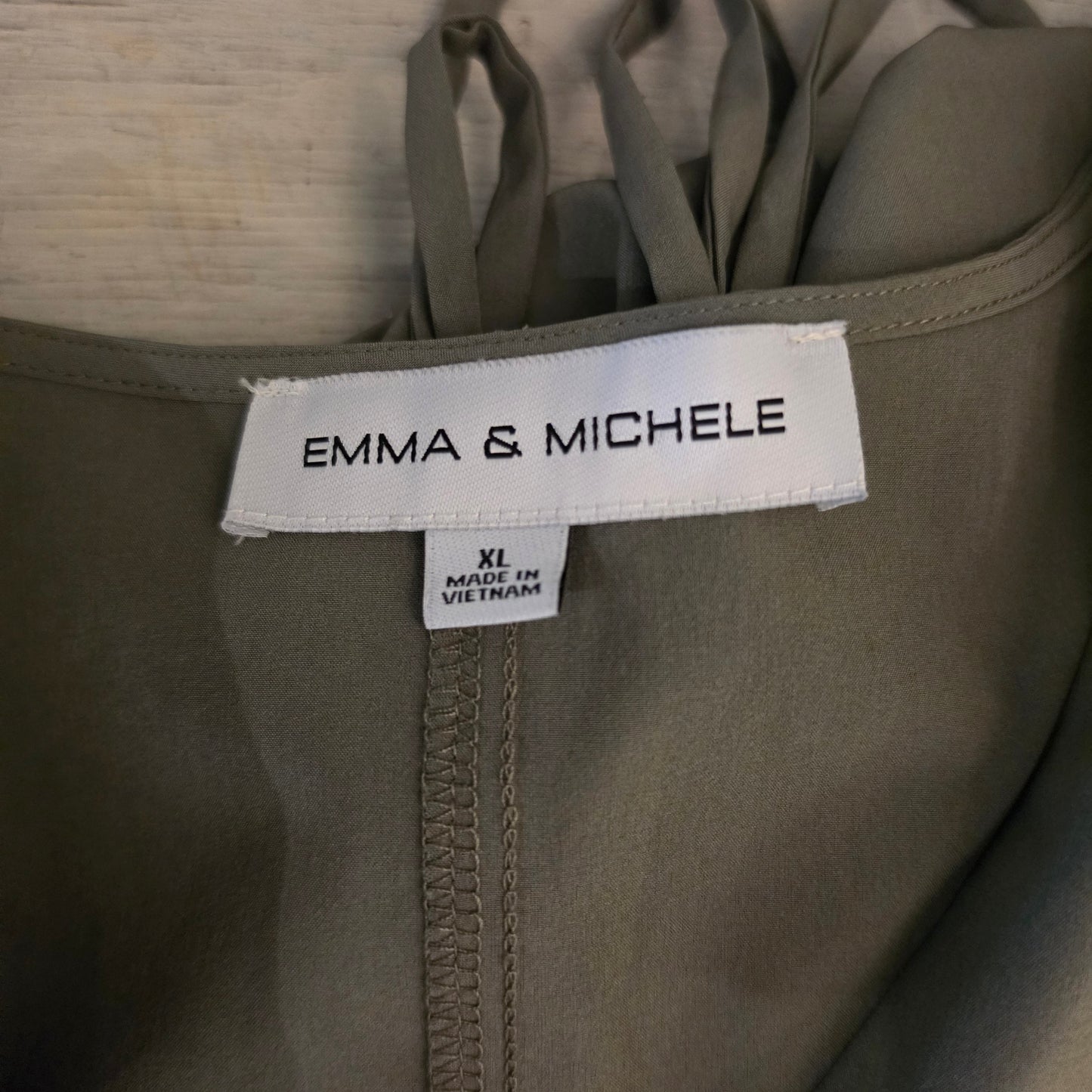 Emma & Michele Olive Green Vneck Short Sleeve Tie Back Romper Size XL Good Condition
