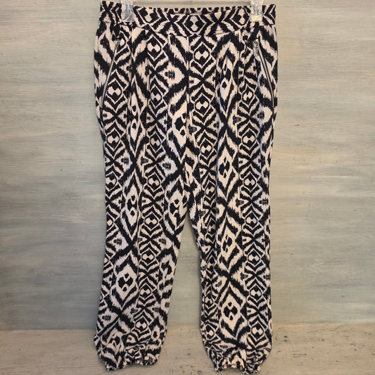 Spacey Girly Black/White Tribal Abstract Print Cropped Jogger Pants Size Large Good Condition