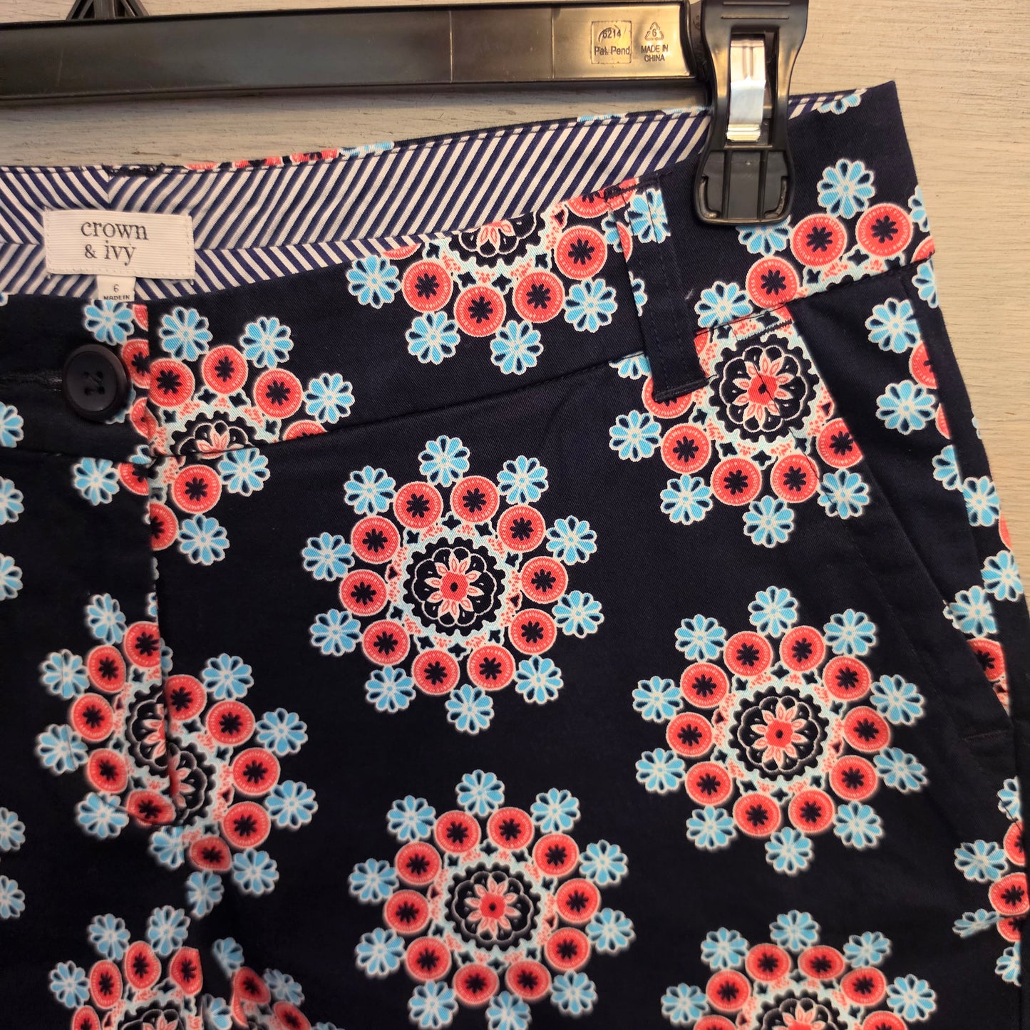 Crown & Ivy 98% Cotton Multicolor Geometric Floral Medallion Print Chino Shorts Size 6 Like New