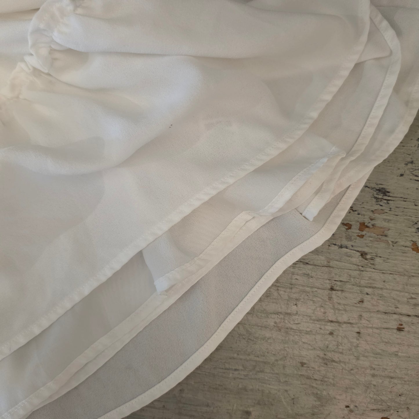 PrettyLittleThing White Plunging Vneck Sleeveless Aline Mini Dress Size U.S 0 Good Condition