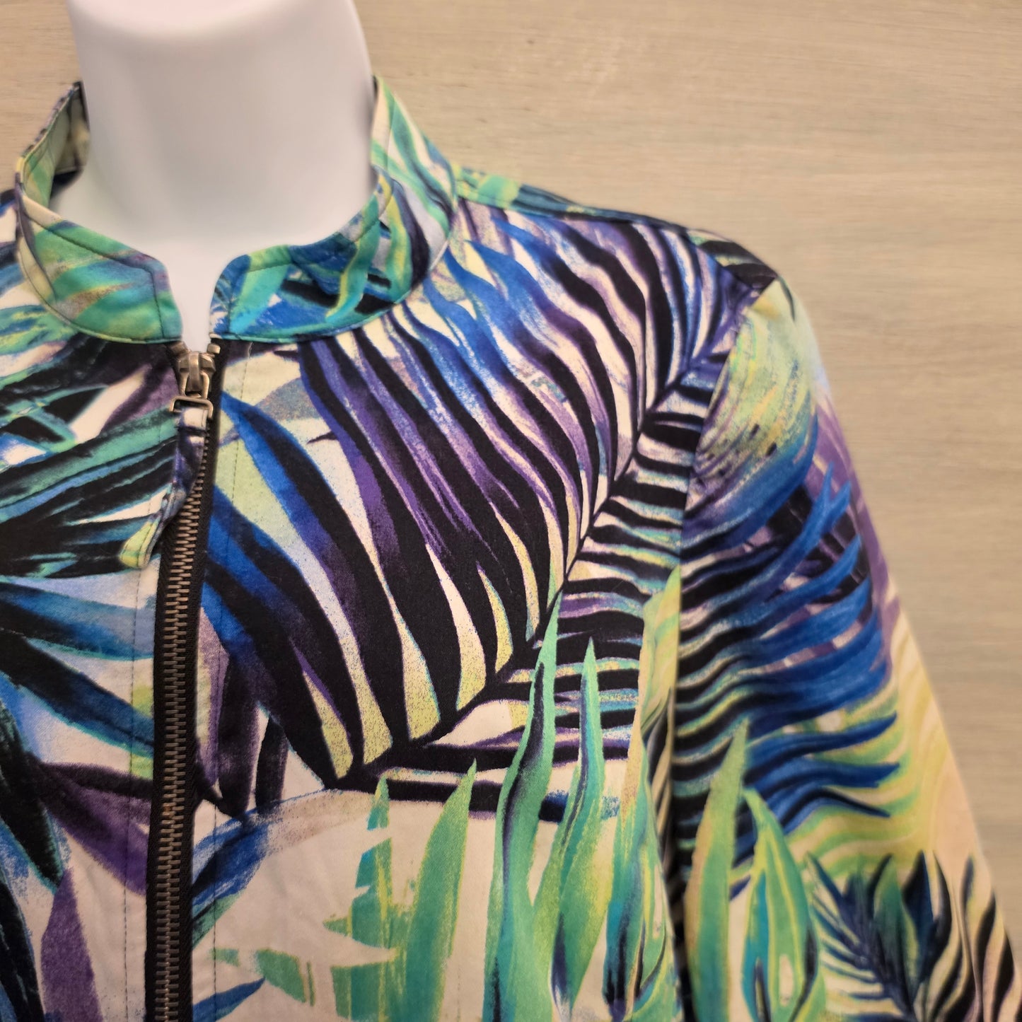 Chico's 98% Cotton Multi Color Abstract Palm Leaf Zip Up Jacket Size 2 Good Condition