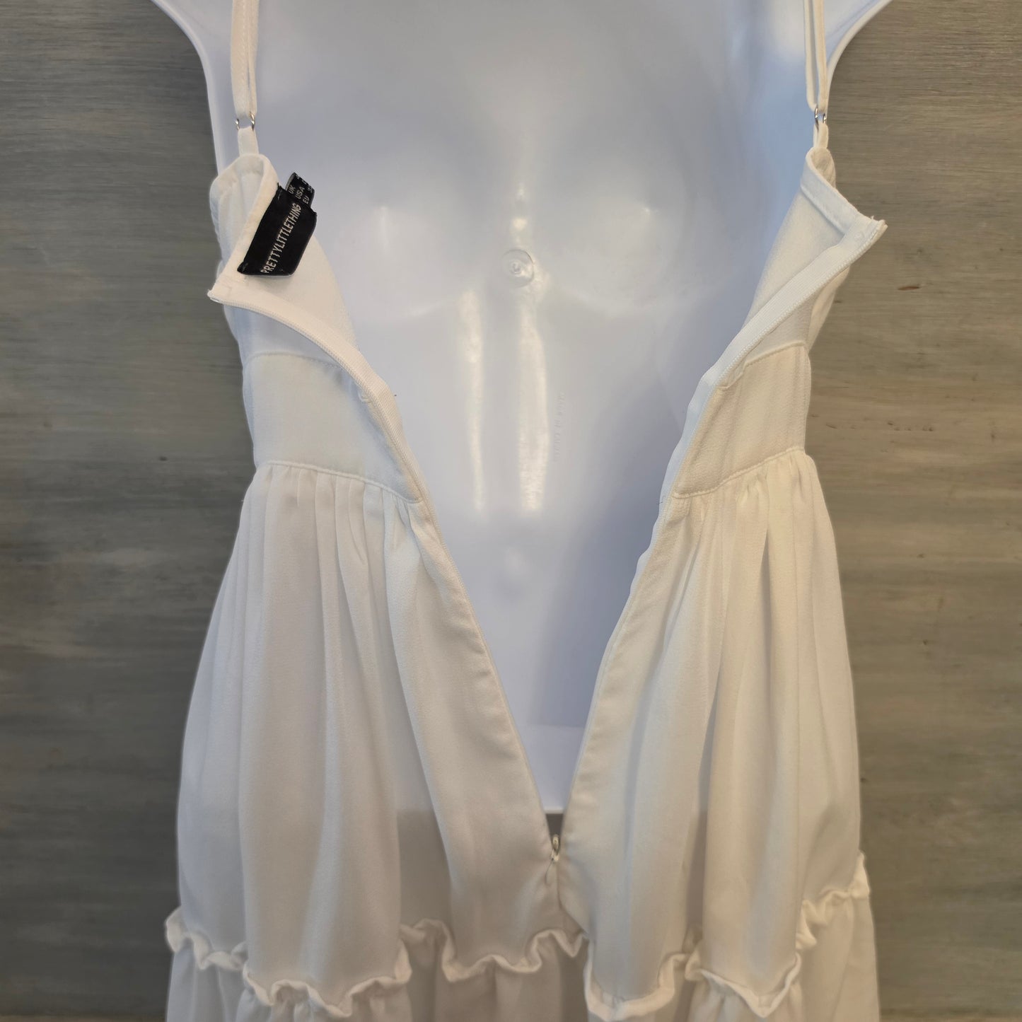 PrettyLittleThing White Plunging Vneck Sleeveless Aline Mini Dress Size U.S 0 Good Condition