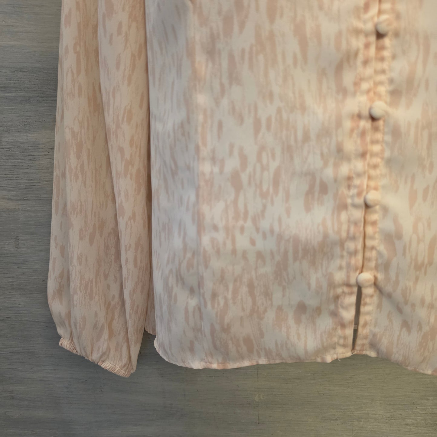 Nine West Pastel Pink Ivory Abstract Print Deep Vneck Button Down Blouse Size Medium Good Condition