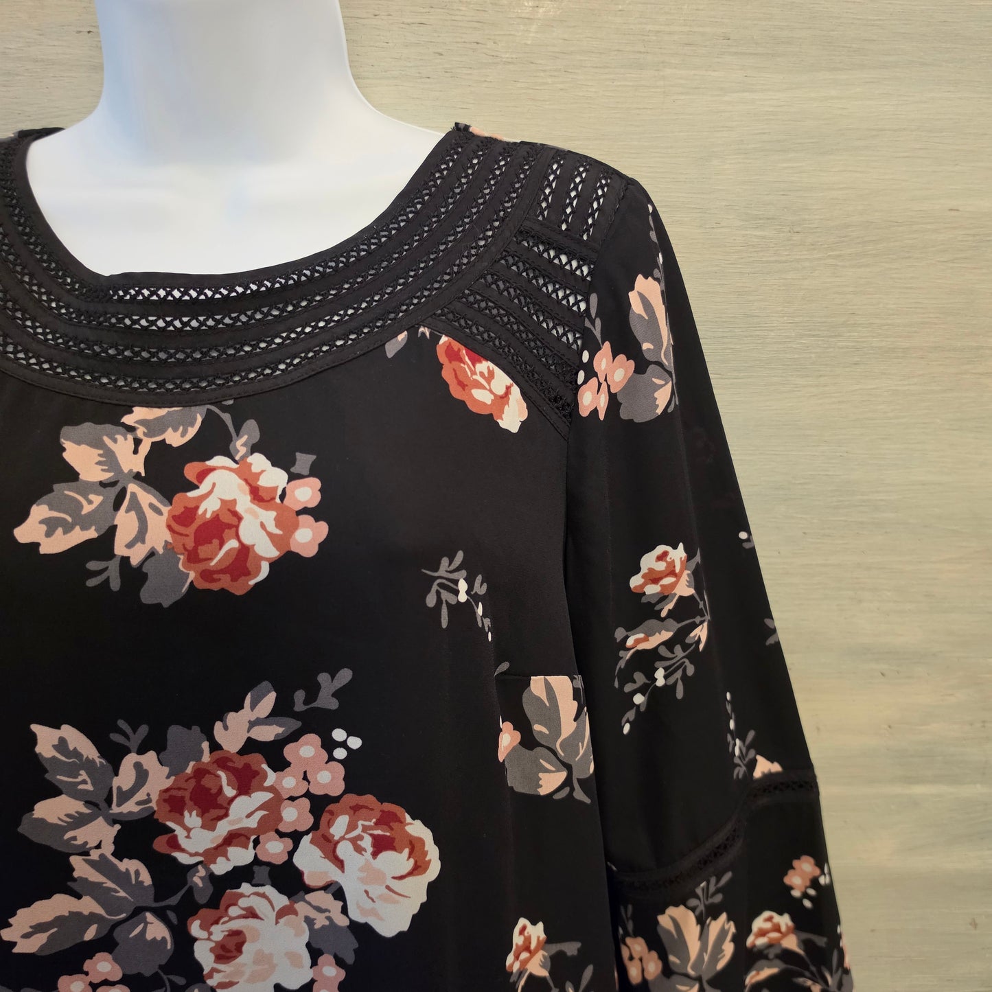 Isabel Maternity by Ingrid & Isabel Black Multicolor Floral Shift Dress Size Small Good Condition