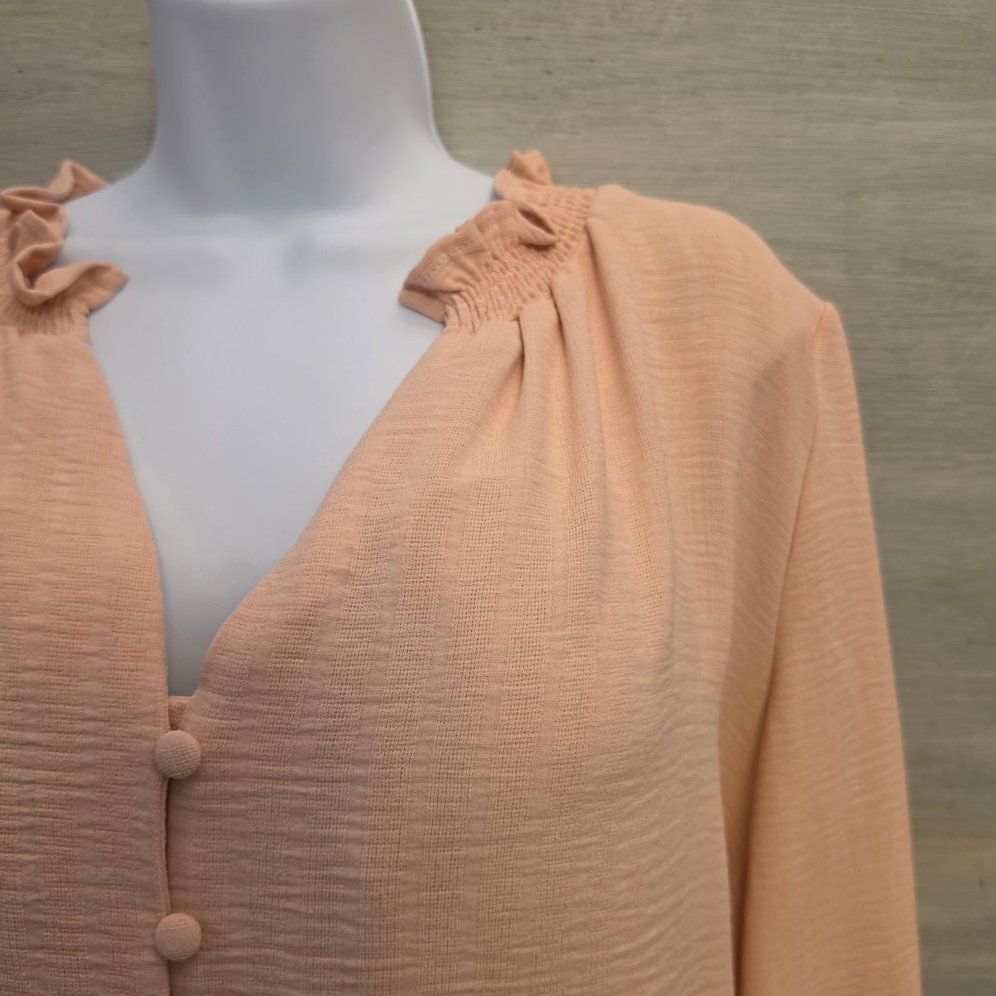 Entro Apricot Ruffle Split Collar Vneck Button Down Blouse Size Large Good Condition