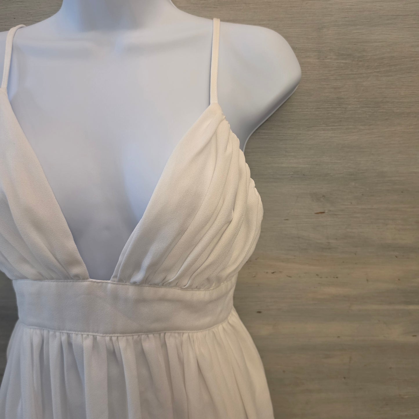 PrettyLittleThing White Plunging Vneck Sleeveless Aline Mini Dress Size U.S 0 Good Condition