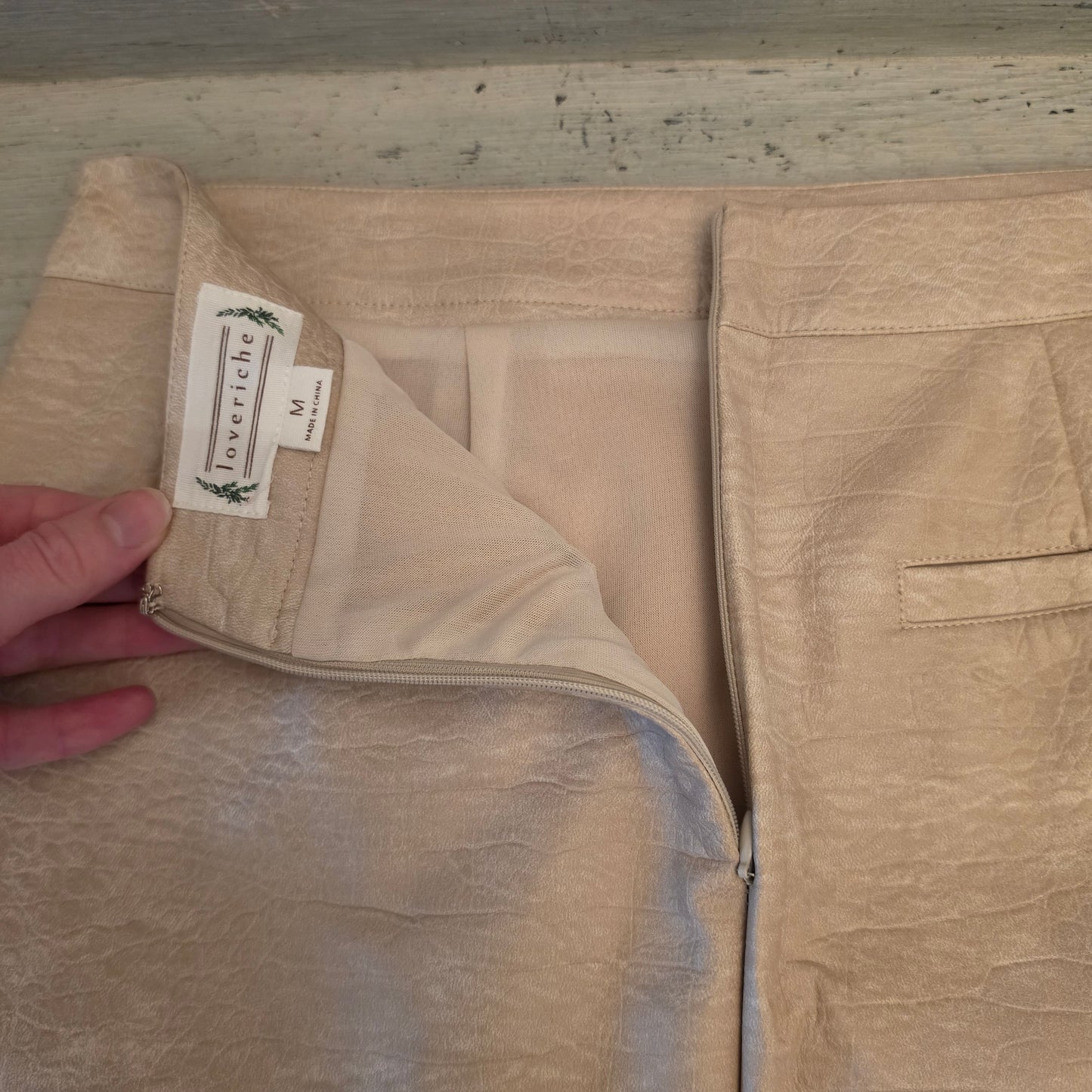 Loveriche Beige Faux Snakeskin Mini Skirt with Notched Hem Size Medium Good Condition