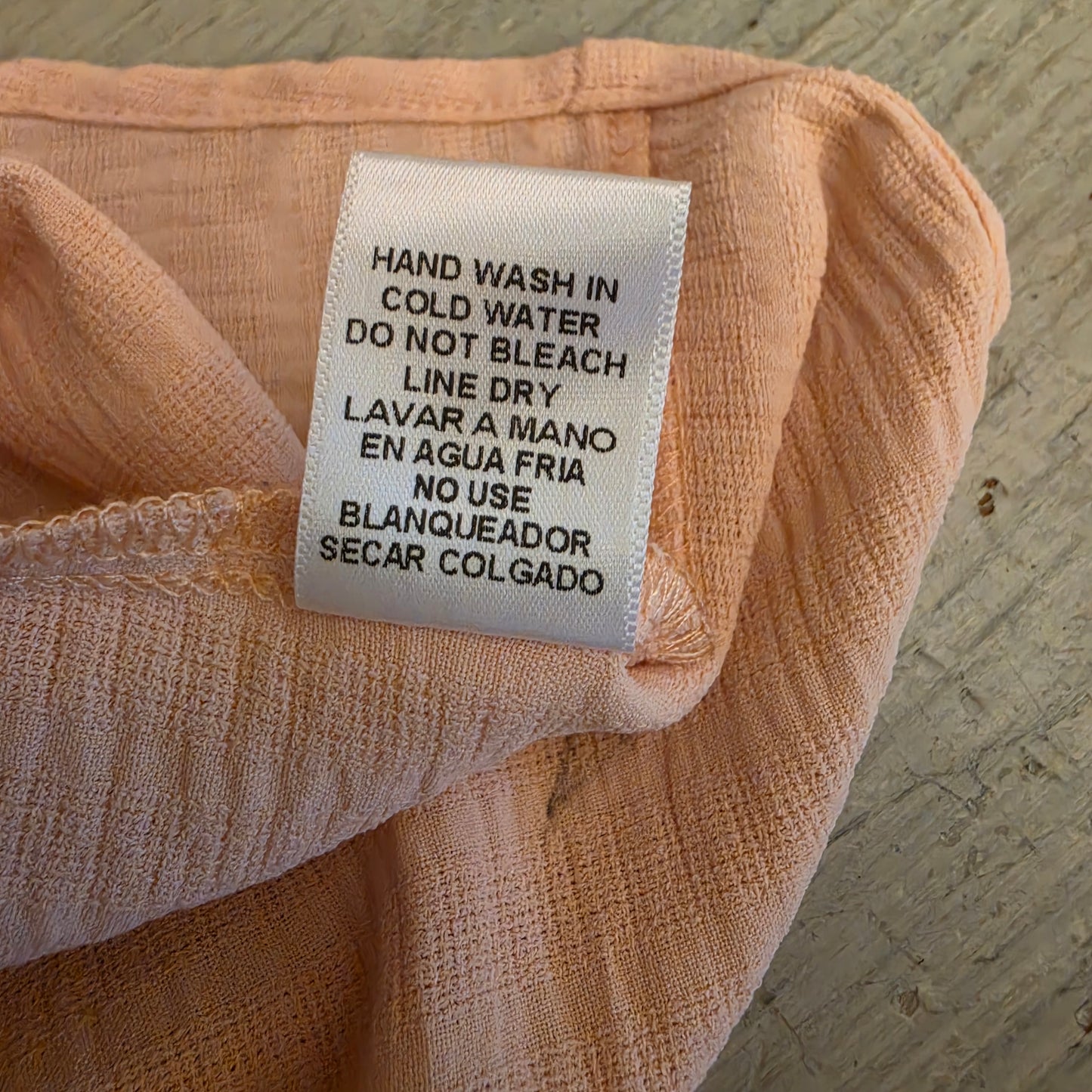 Entro Apricot Ruffle Split Collar Vneck Button Down Blouse Size Large Good Condition