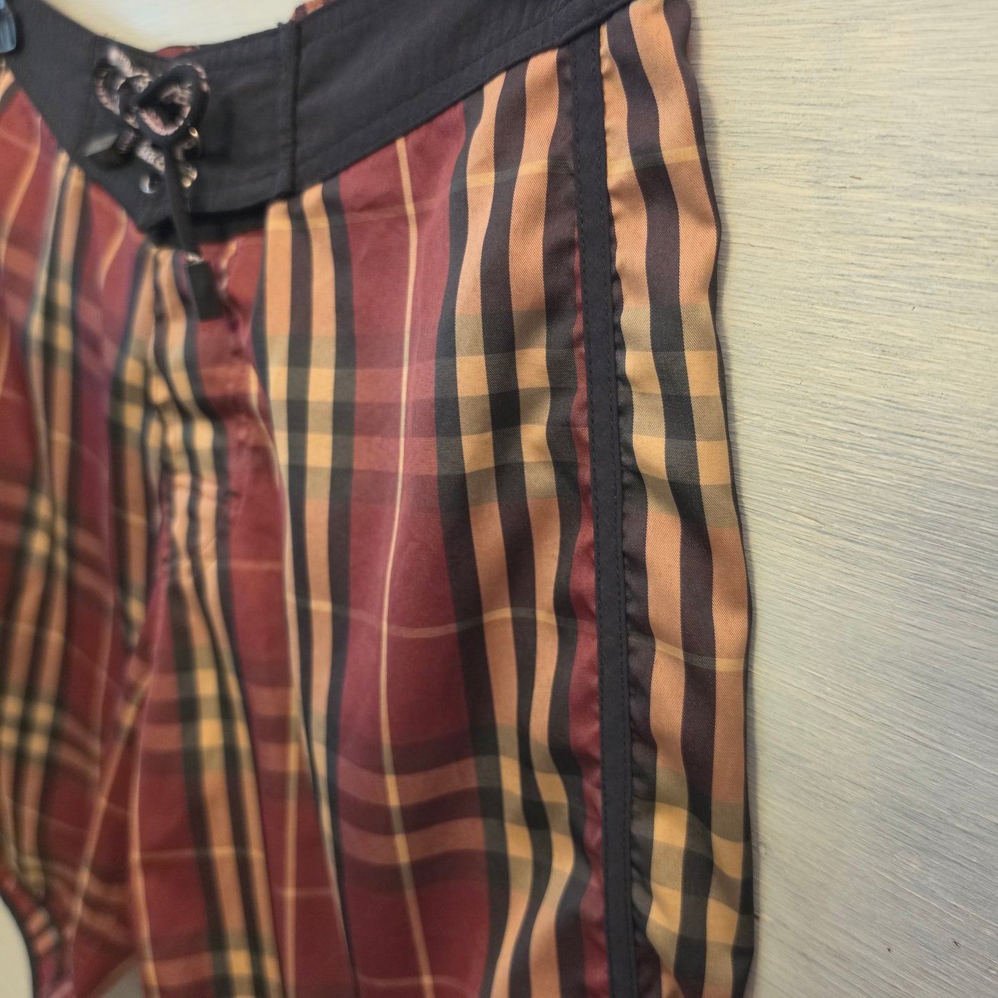 Burberry London Burgundy Black Tan Plaid Tie Waist Board Shorts Size Medium Good Condition