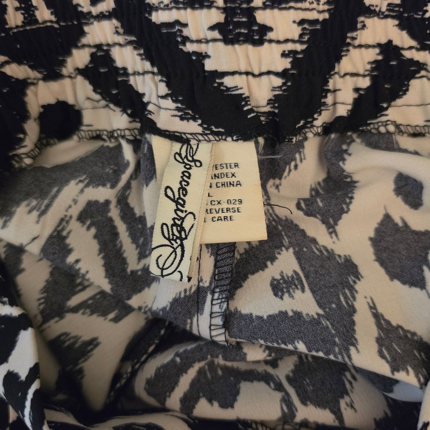 Spacey Girly Black/White Tribal Abstract Print Cropped Jogger Pants Size Large Good Condition