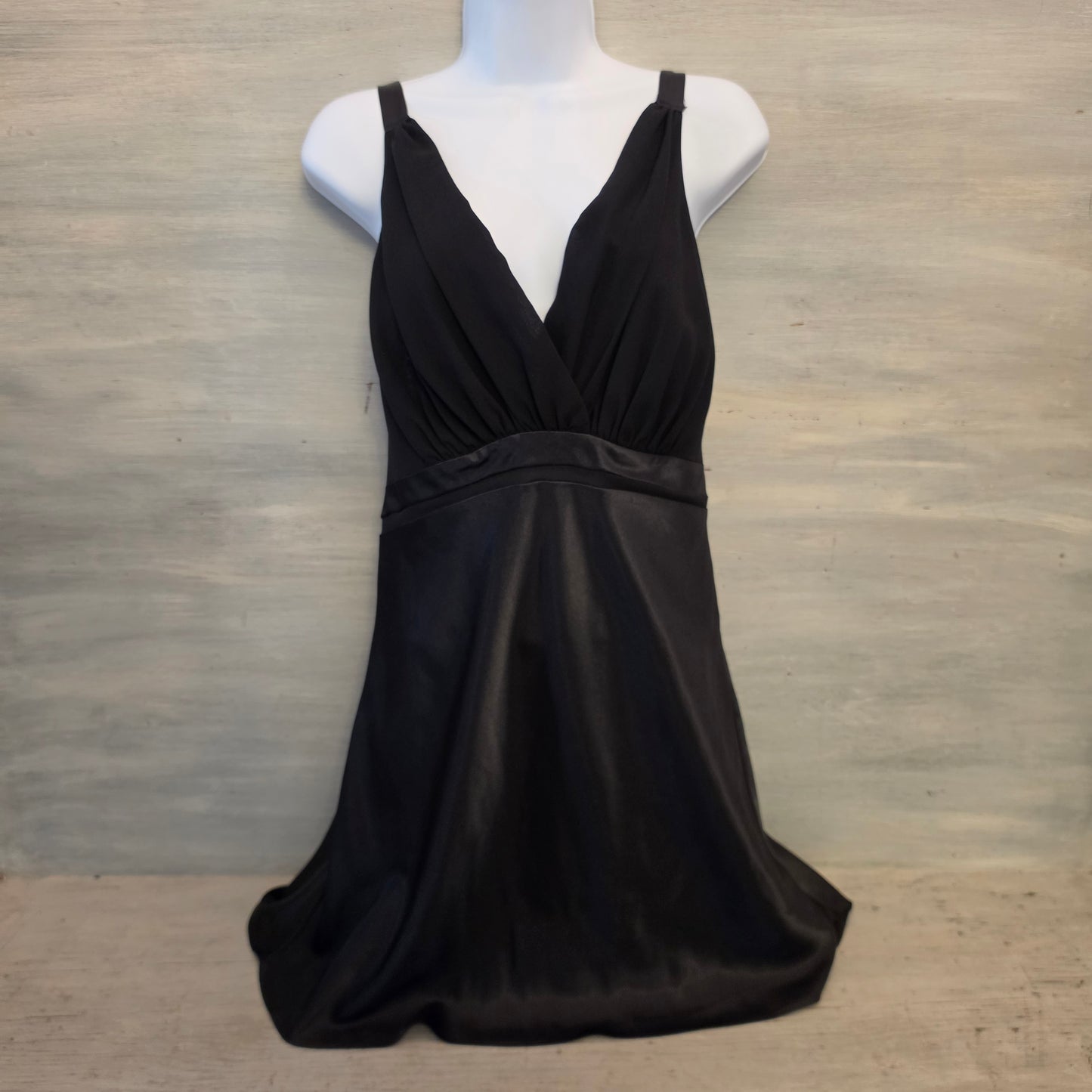 Jones New York Black Satiny Vneck Sleeveless Aline Mini Cocktail Dress Size Large Good Condition