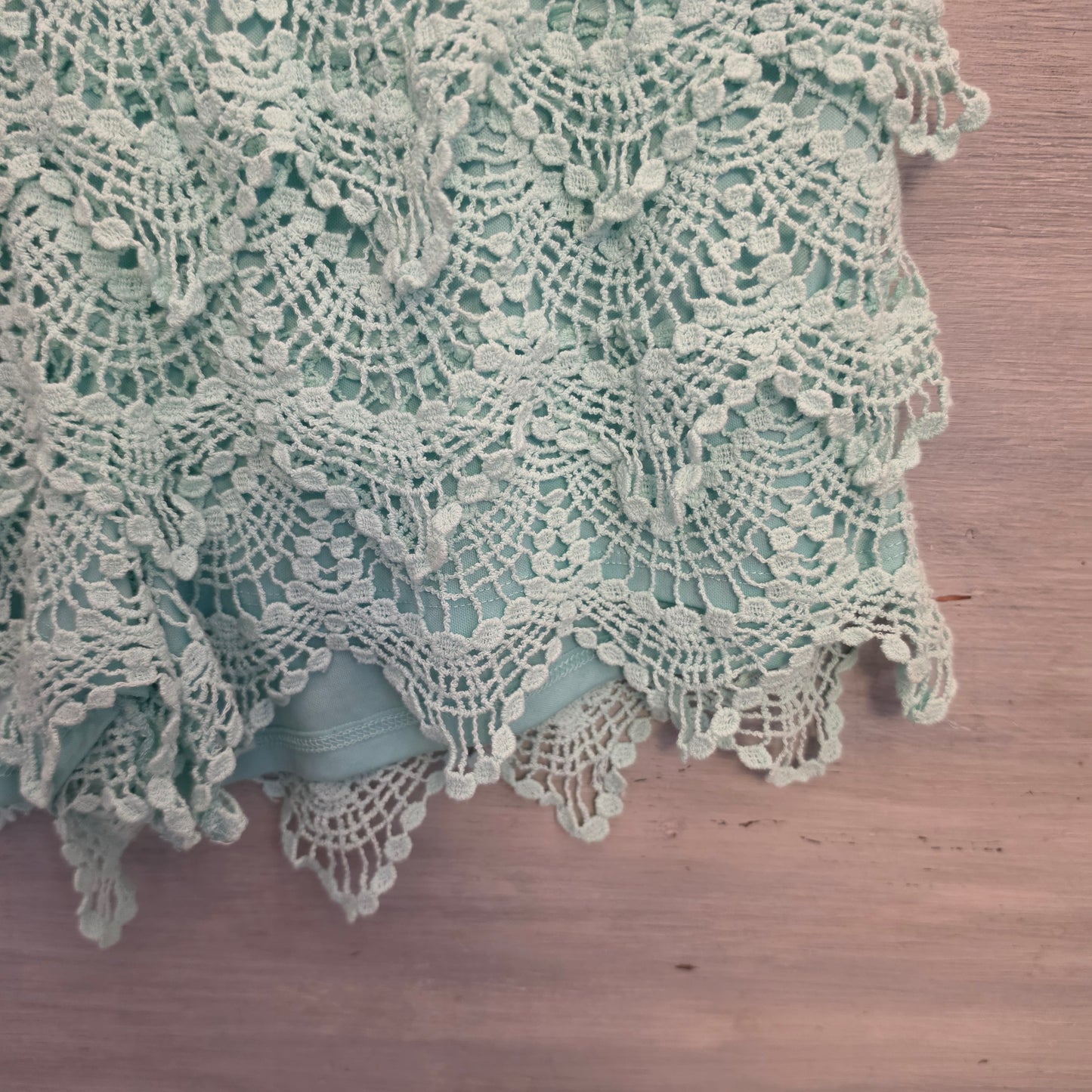 Rewind 100% Cotton Outer Mint Green Boho Crochet Lace Lined Mini Shorts Size Large Good Condition