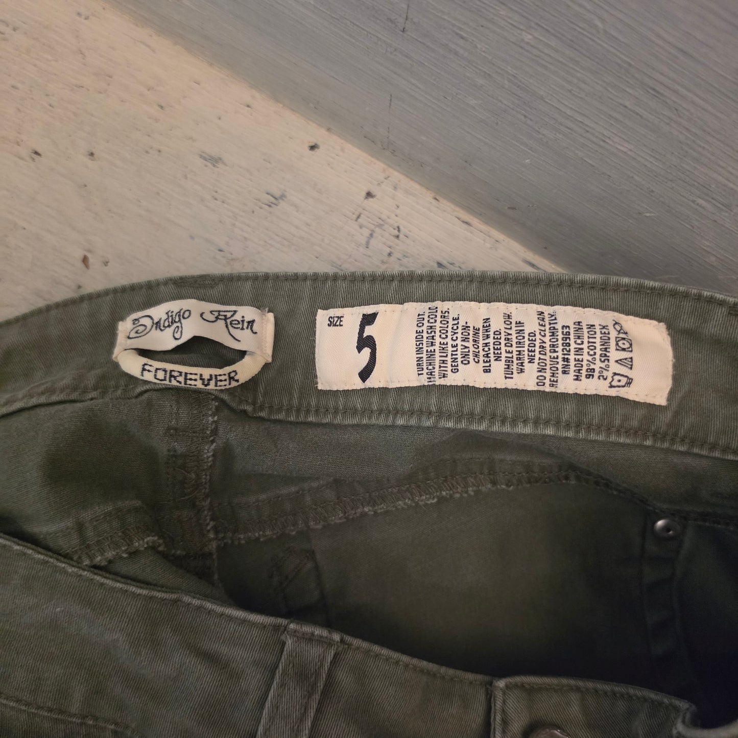 Indigo Rein 98% Cotton Olive Green Cuffed Bermuda Shorts Size 5 Good Condition