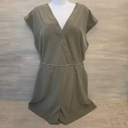 Emma & Michele Olive Green Vneck Short Sleeve Tie Back Romper Size XL Good Condition