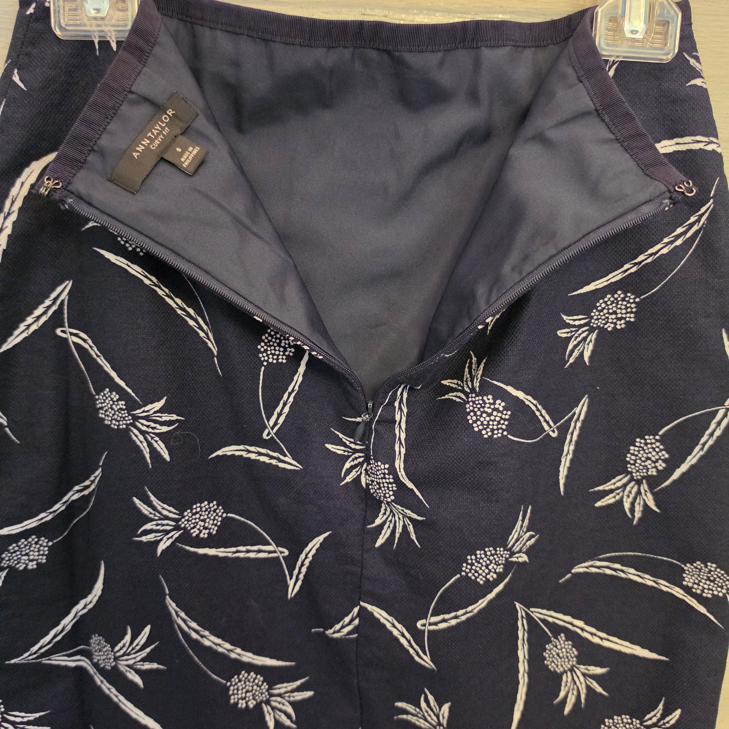 Ann Taylor 99% Cotton Outer Curvy Fit Floral Print Knee Length Pencil Skirt Size 0 GC