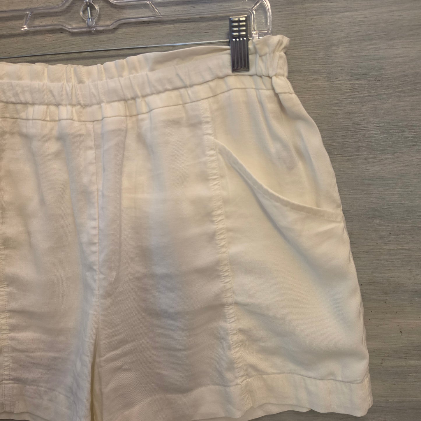 Simply Vera Vera Wang Cream Smocked Elastic Waist Lightweight Shorts Size Large Good Condition