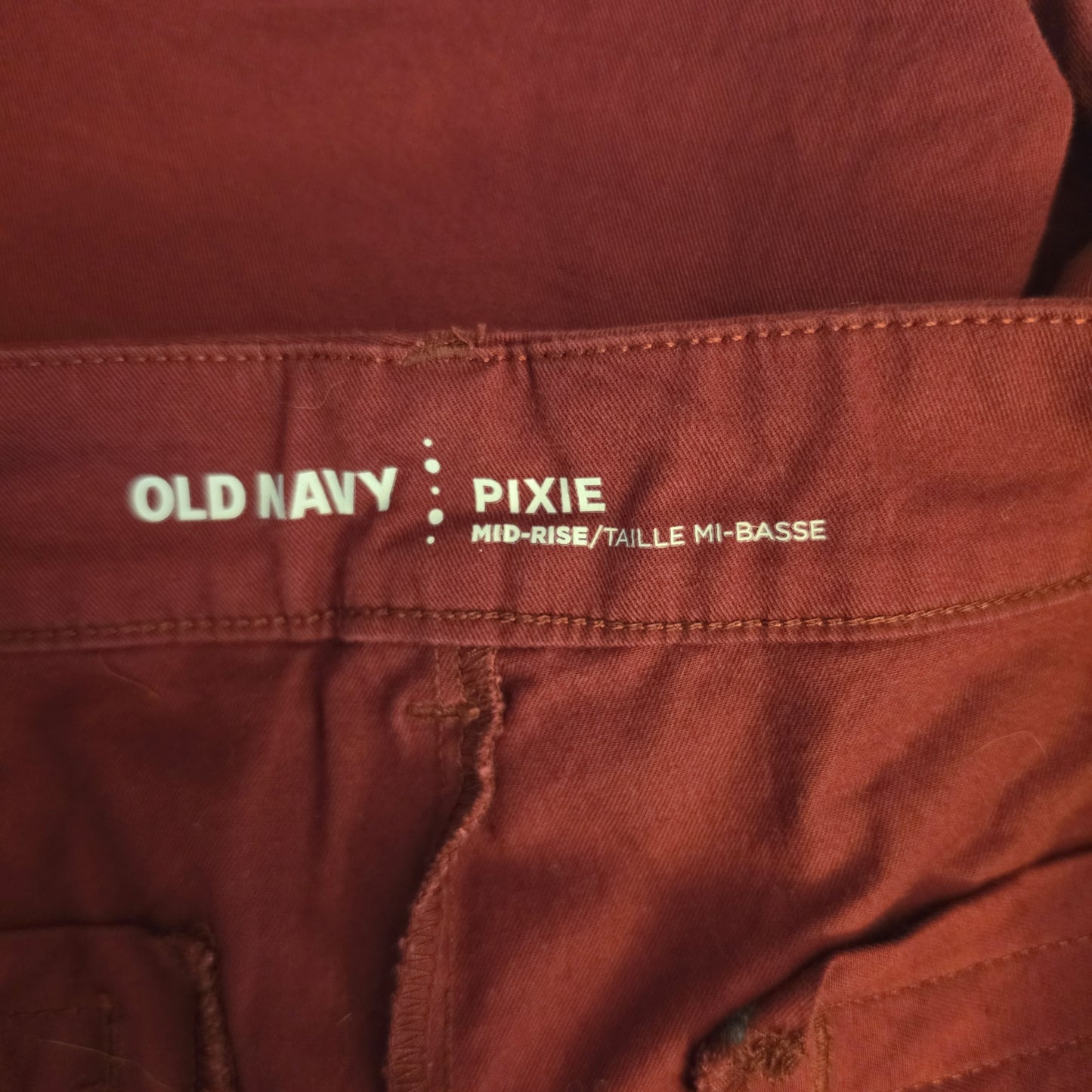 Old Navy 97% Cotton Pixie Mid Rise Burgundy Chino Shorts Size 10 Good Condition