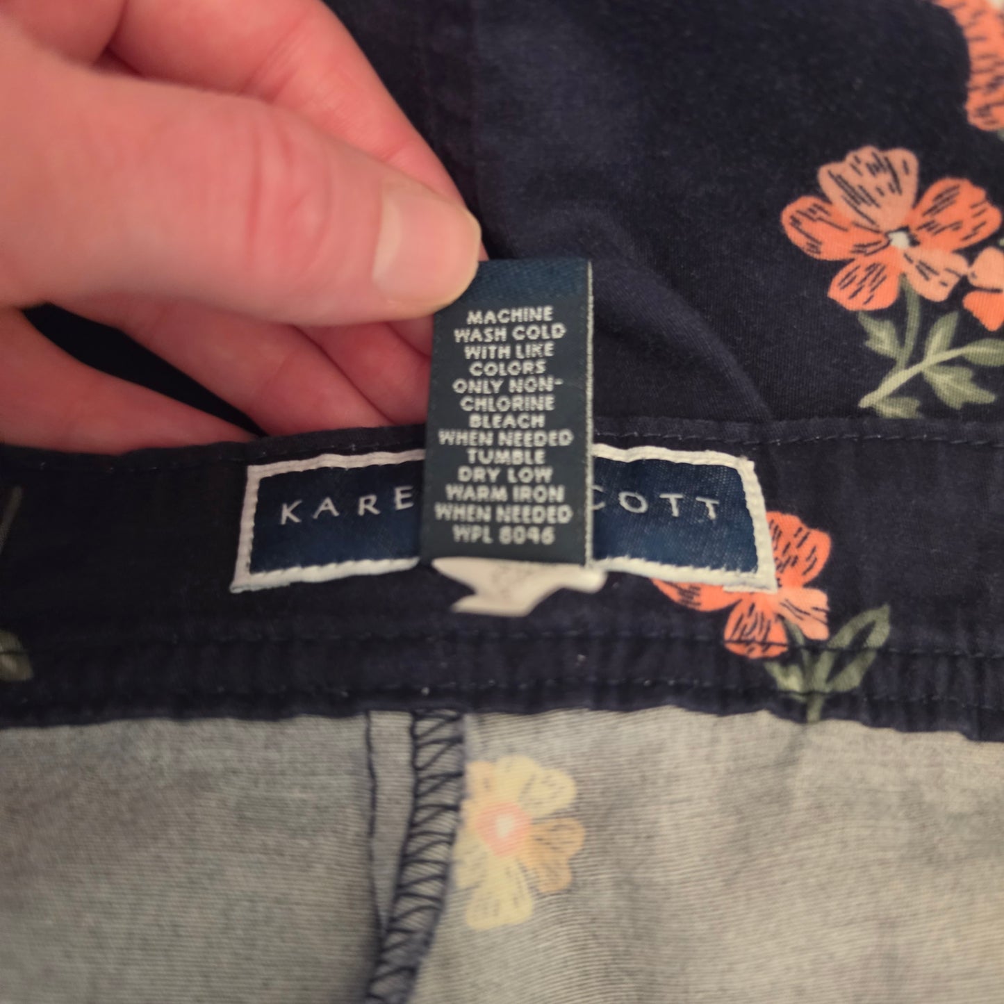 Karen Scott 98% Cotton Navy Multicolor Floral Print Mini Skort Size 14 Good Condition