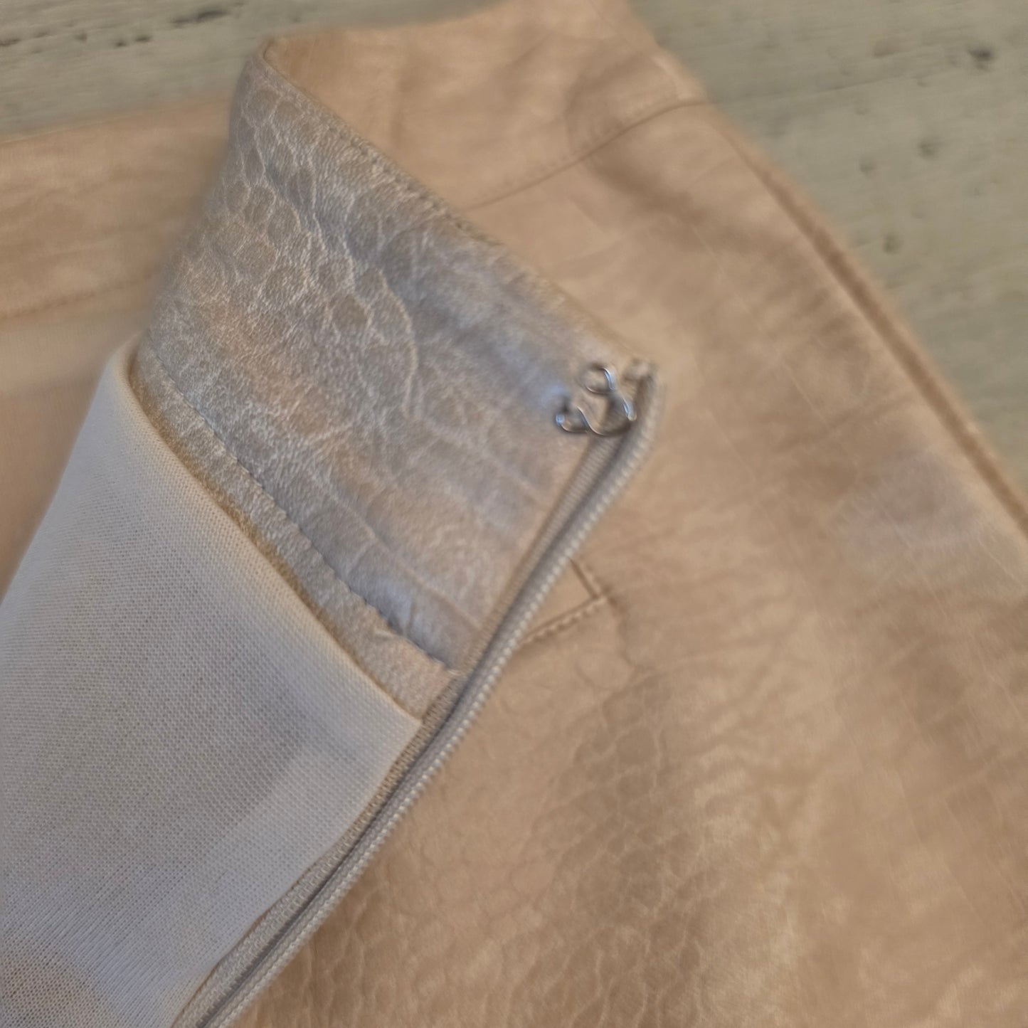Loveriche Beige Faux Snakeskin Mini Skirt with Notched Hem Size Medium Good Condition