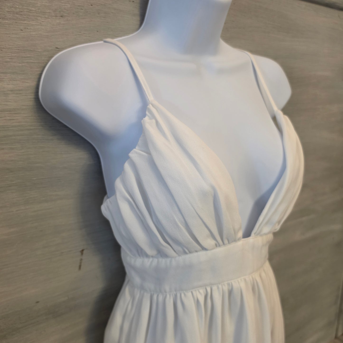 PrettyLittleThing White Plunging Vneck Sleeveless Aline Mini Dress Size U.S 0 Good Condition