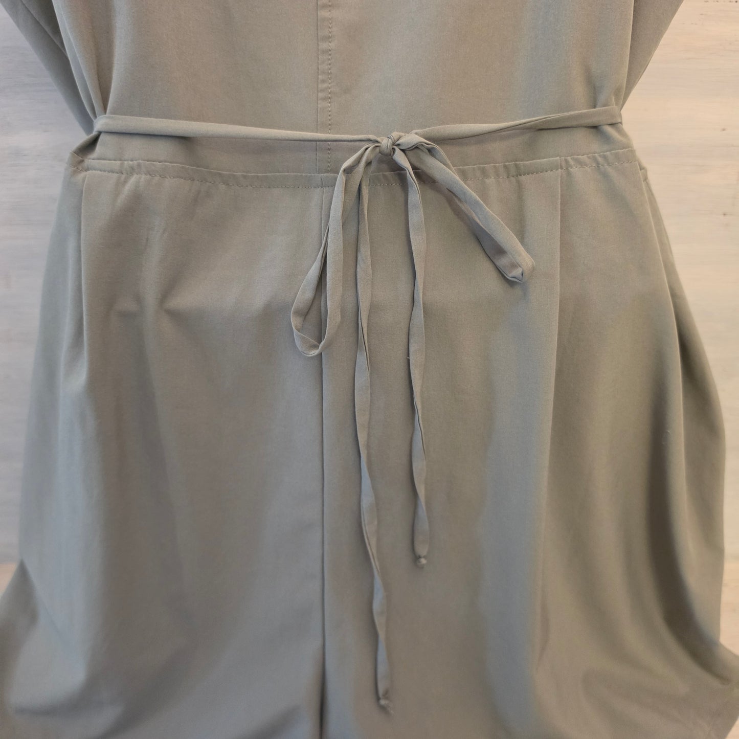 Emma & Michele Olive Green Vneck Short Sleeve Tie Back Romper Size XL Good Condition