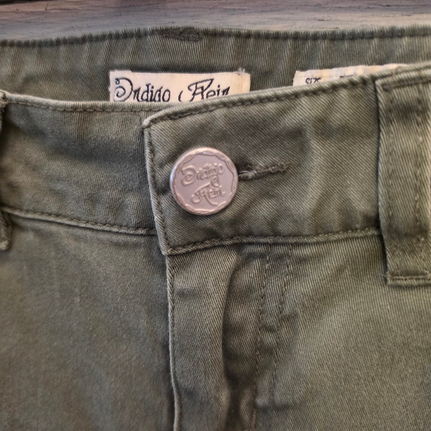 Indigo Rein 98% Cotton Olive Green Cuffed Bermuda Shorts Size 5 Good Condition