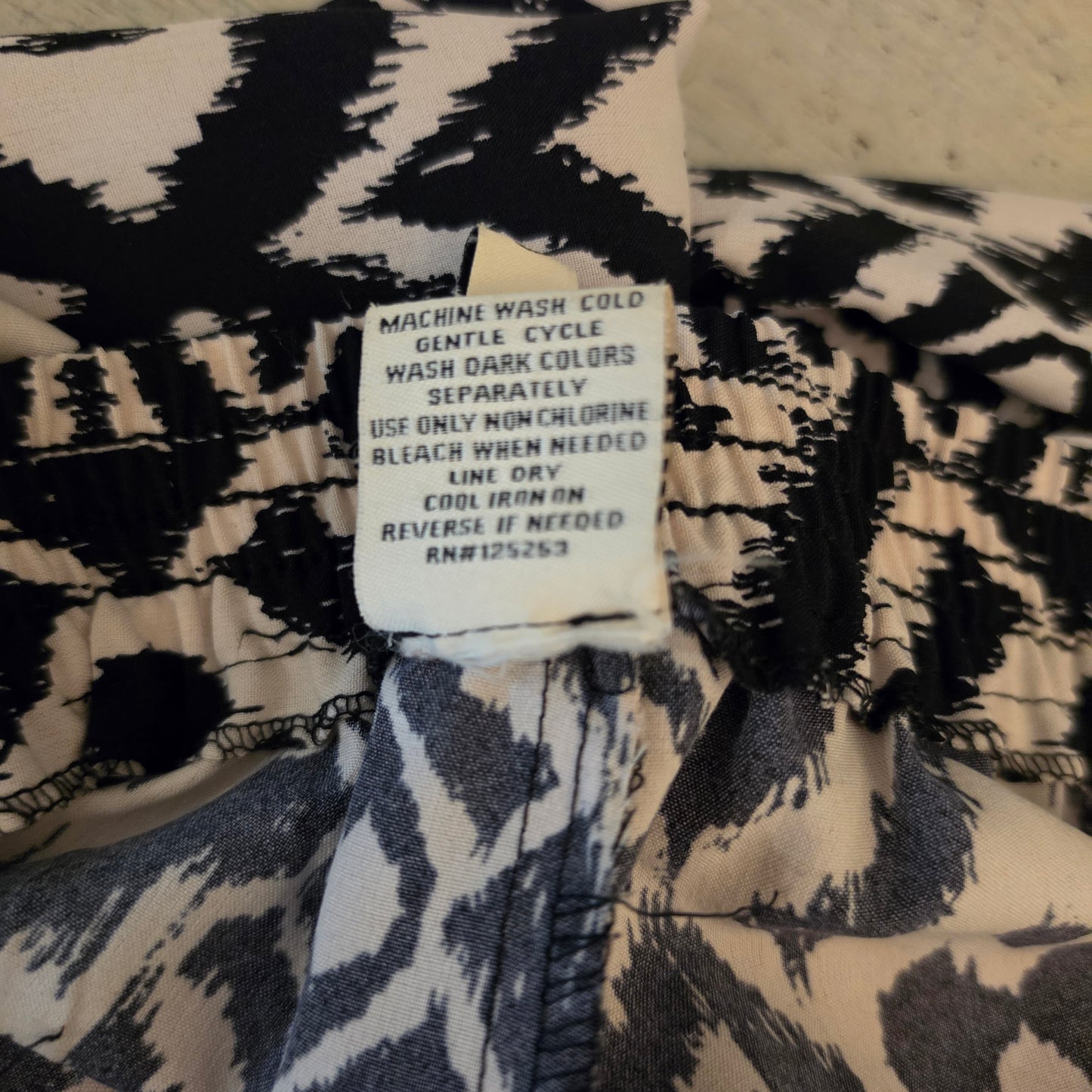 Spacey Girly Black/White Tribal Abstract Print Cropped Jogger Pants Size Large Good Condition