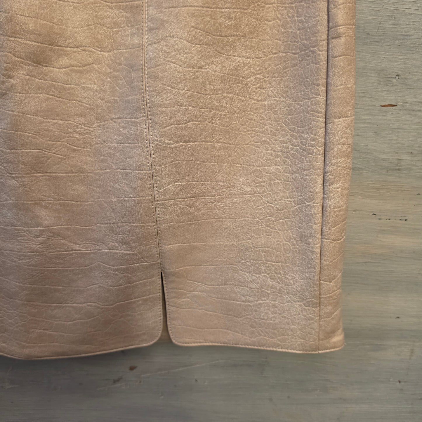 Loveriche Beige Faux Snakeskin Mini Skirt with Notched Hem Size Medium Good Condition
