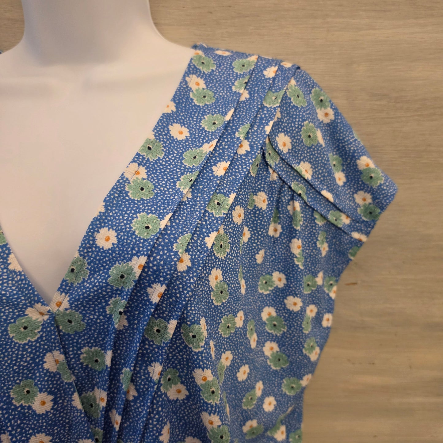 Melloday Sky Blue White Green Daisy Print Vneck Blouse Size XL Good Condition