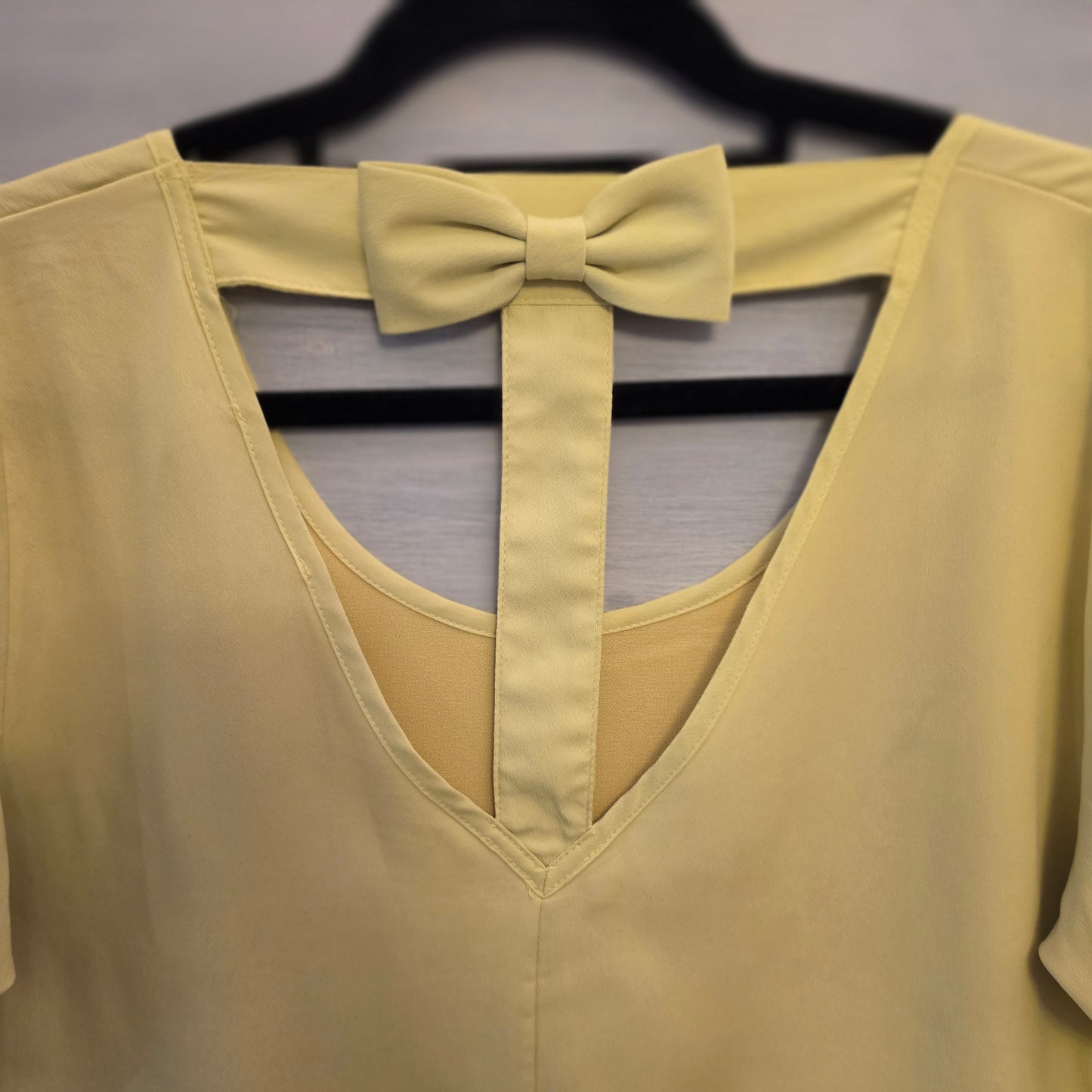 Va Va by Joy Han Chartreuse Green Scoop Neck Bell Sleeve Blouse Size Large Good Condition