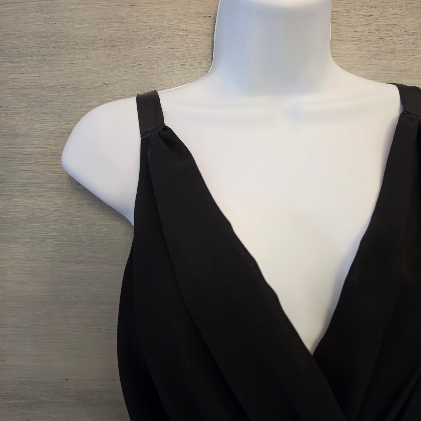Jones New York Black Satiny Vneck Sleeveless Aline Mini Cocktail Dress Size Large Good Condition