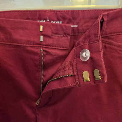 Old Navy 97% Cotton Pixie Mid Rise Burgundy Chino Shorts Size 10 Good Condition