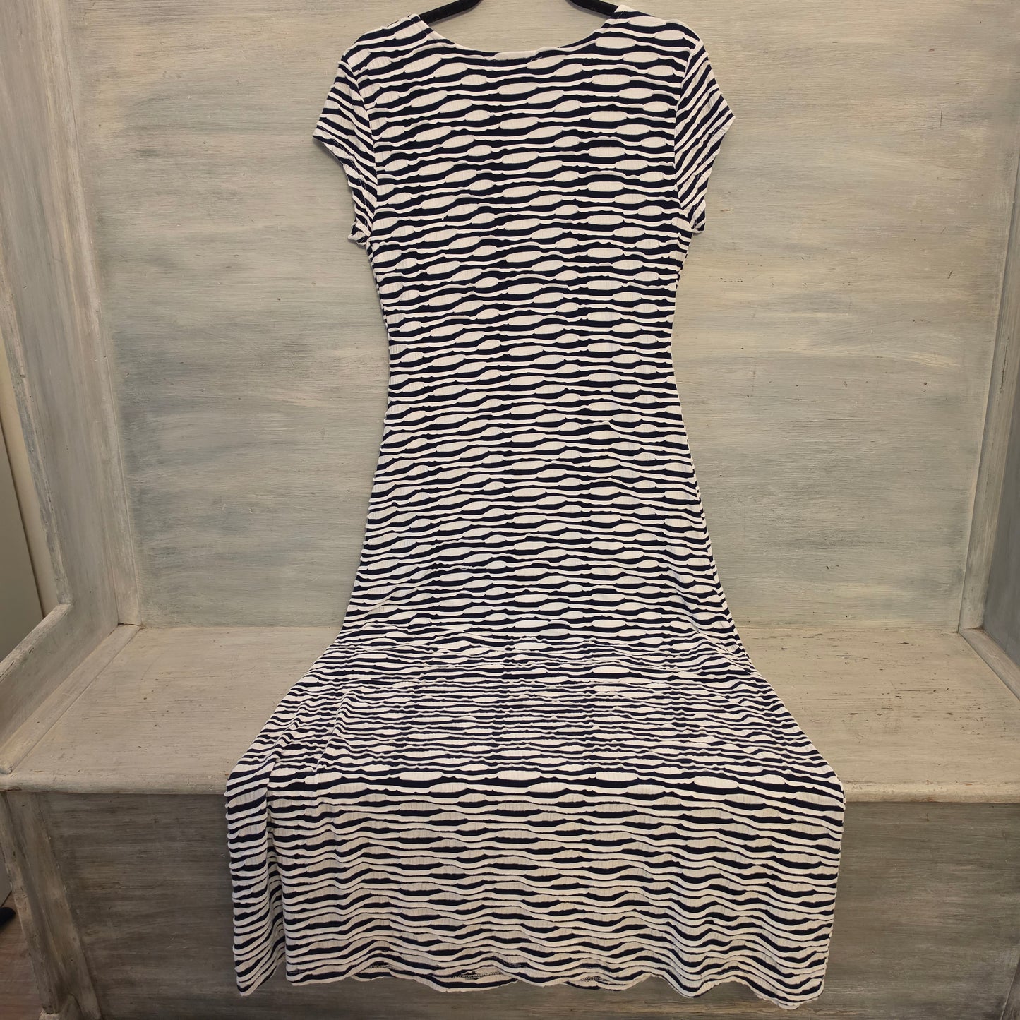 Davina Navy White Textured Waves Striped Scoop Neck Maxi Dress Size Large Good Condition