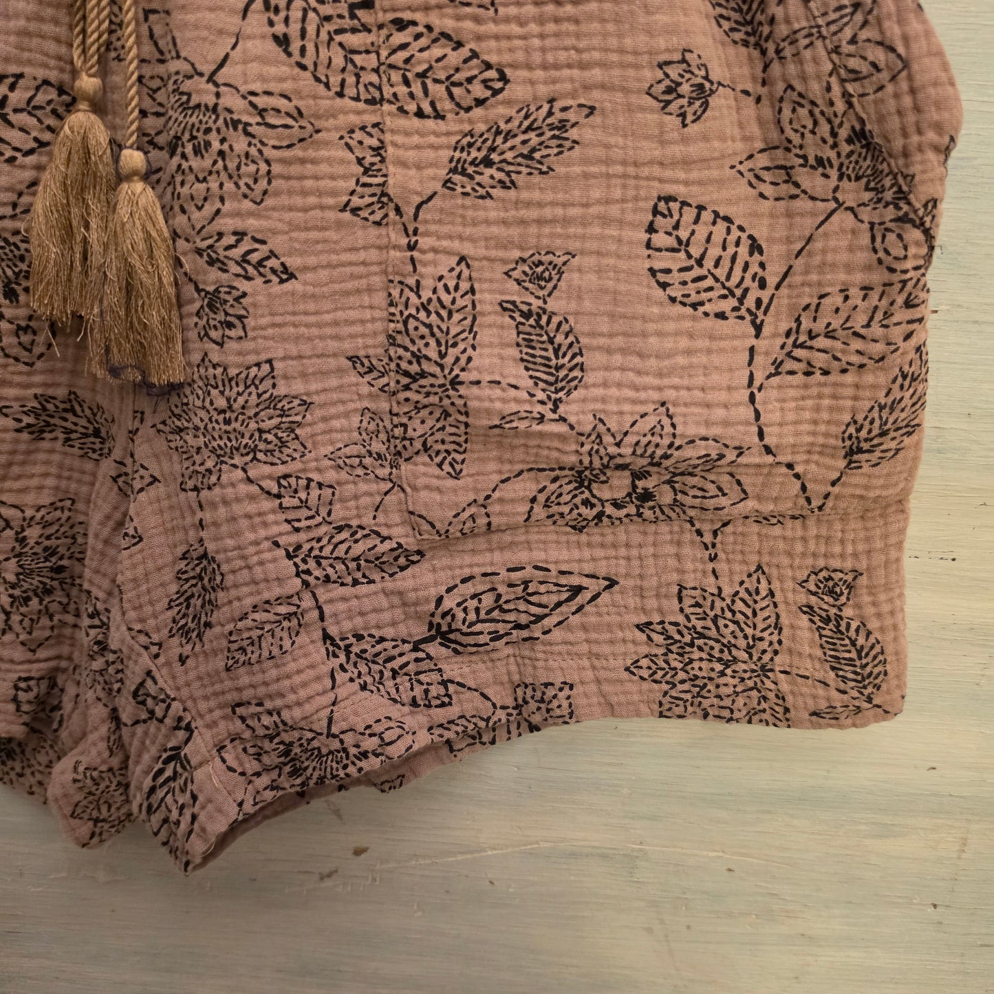 Royalty For Me 100% Cotton Brown Muslin Floral Print Shorts Size Medium Good Condition
